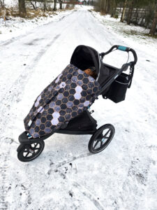 Vanker ja sellel lukuga jalakate. Kärjemustriline. Taustal on lumi.