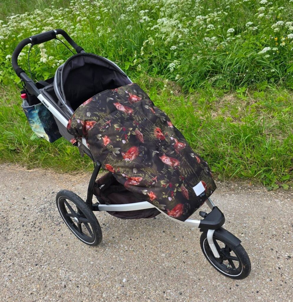 Rebastega lukuga jalakate vankril, mis seisab teel.