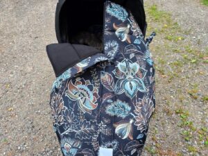 Retro mustriga lukuga jalakate vankril, mis seisab mullasel teel. Lukk on natuke lahti ja sealt paistab must vooder.