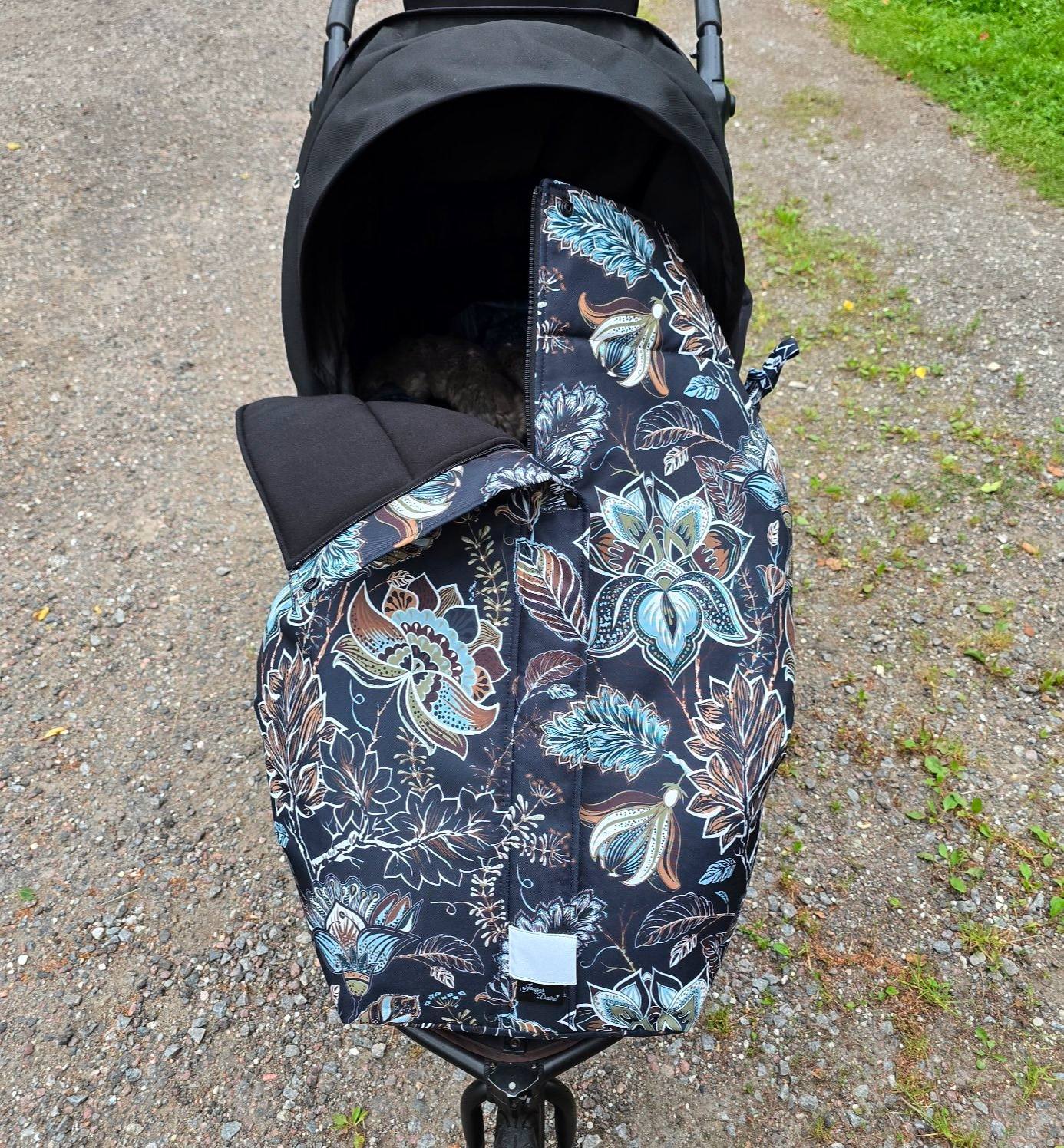 Retro mustriga lukuga jalakate vankril, mis seisab mullasel teel. Lukk on natuke lahti ja sealt paistab must vooder.