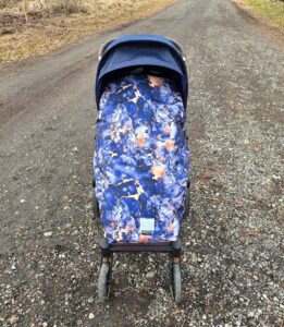 sinise marmormustriga lukuga jalakate vankril.