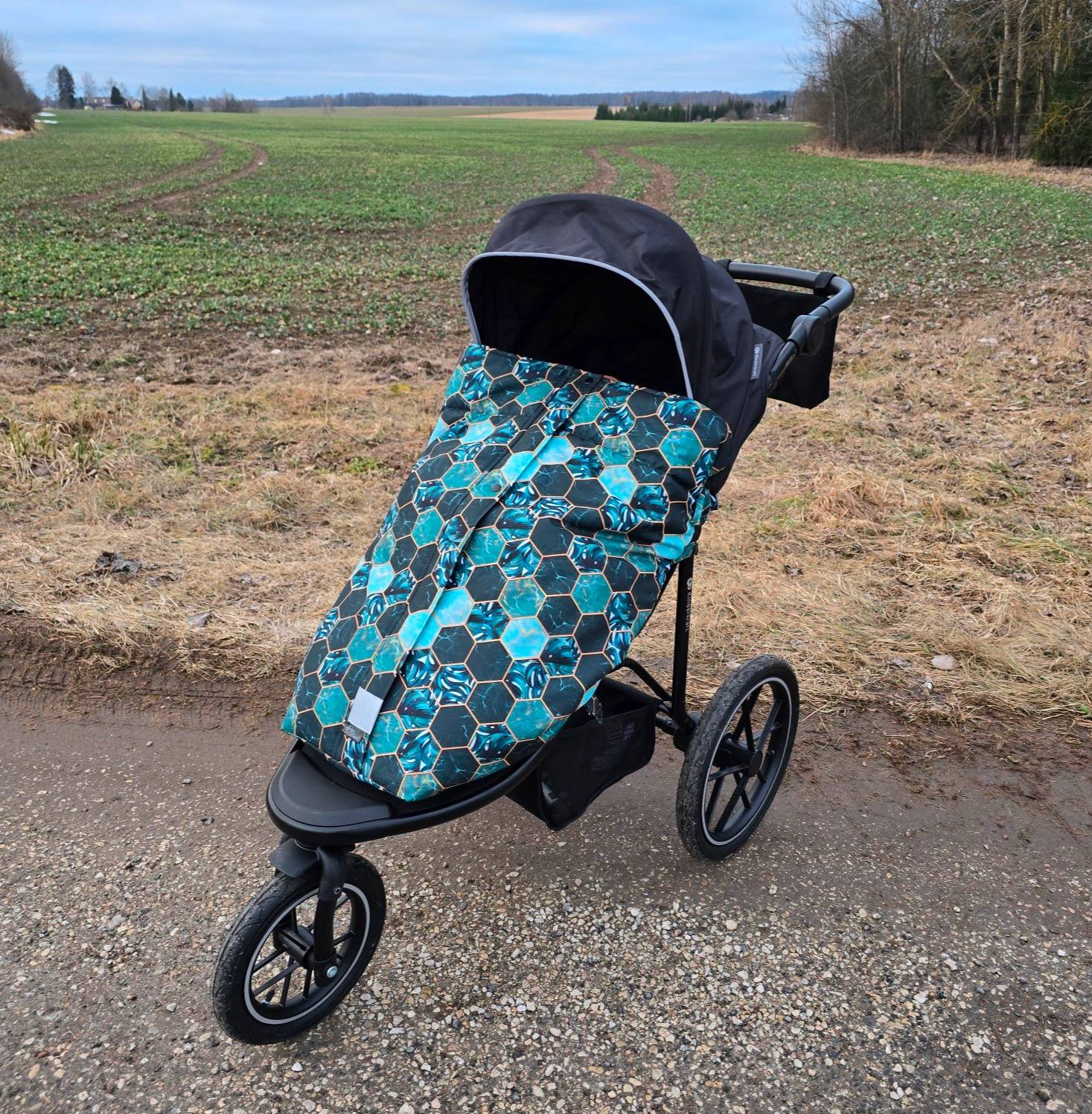 Rohelise kärjemustriga lukuga jalakate vankril.