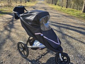 Vihmakiledele kilest vaate ava kate, mis käbi lukuga eesääre külge ja ära.
